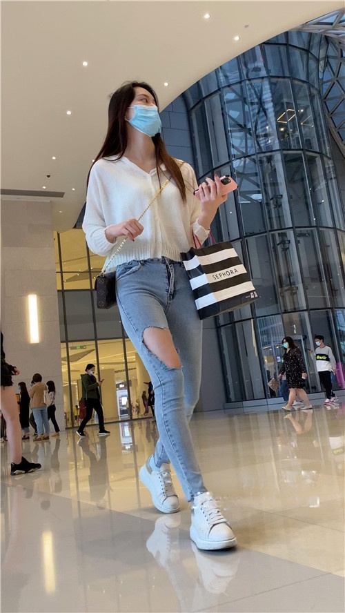 漂亮的蓝色牛仔裤美女[2.17G/MP4]