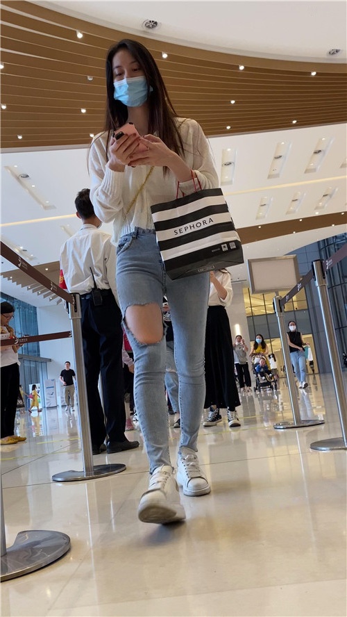 漂亮的蓝色牛仔裤美女[2.17G/MP4]