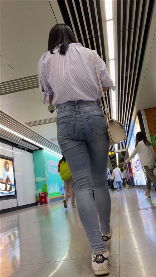 高腰蓝牛妹子[4.68G/MP4]