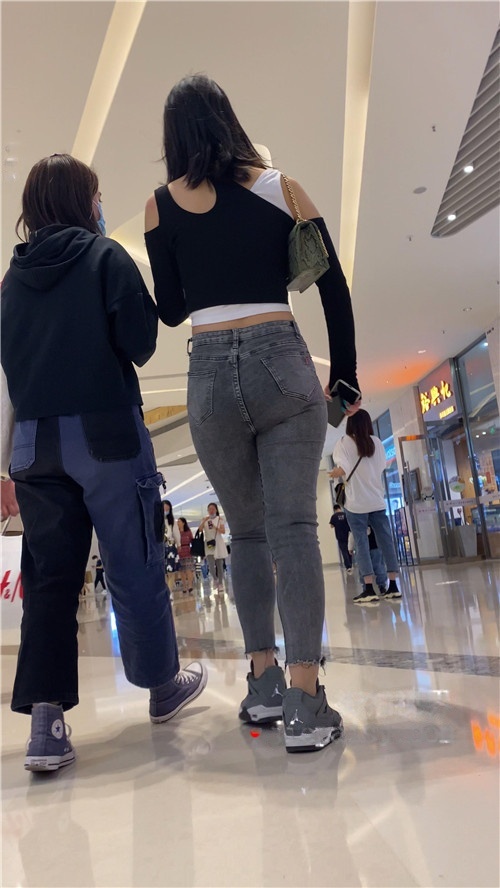 丰屯紧牛小姐姐[2.67G/MP4]