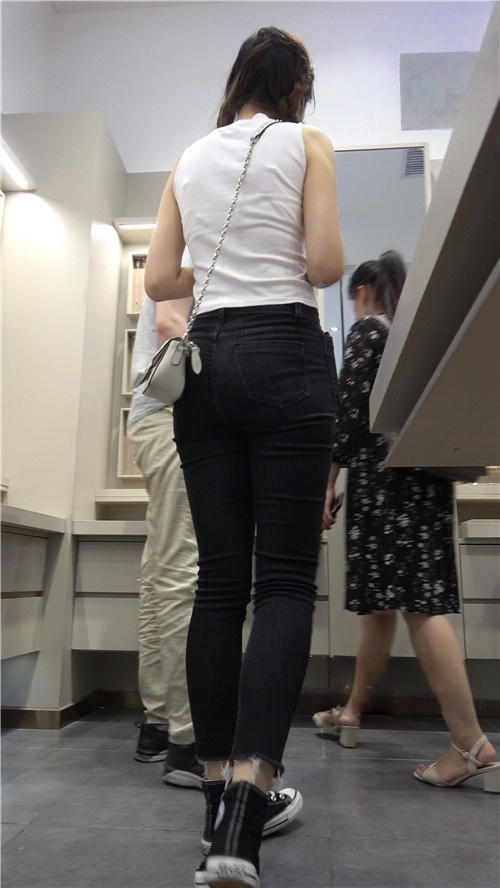 黑色牛仔裤小美女[2.5G/MP4]