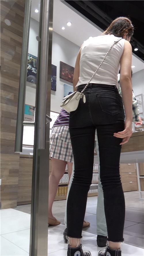 黑色牛仔裤小美女[2.5G/MP4]