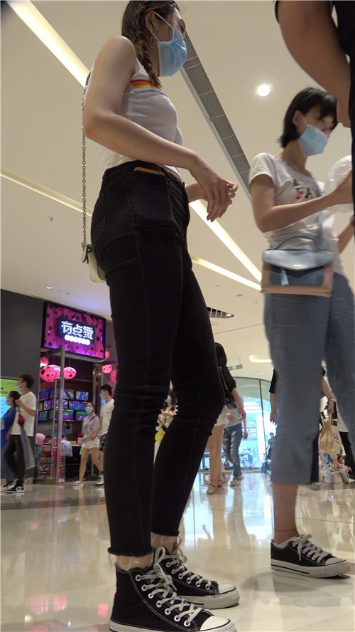 黑色牛仔裤小美女[2.5G/MP4]