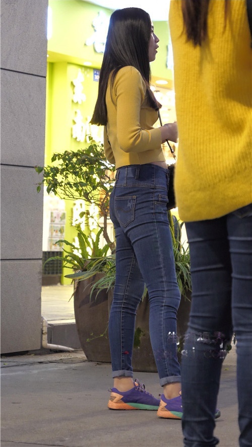 高腰牛仔小姐姐[2.74G/MP4]