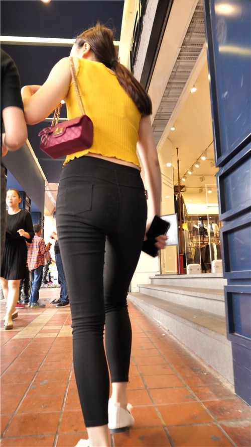 街拍黑紧裤小姐姐[2.48G/MP4]