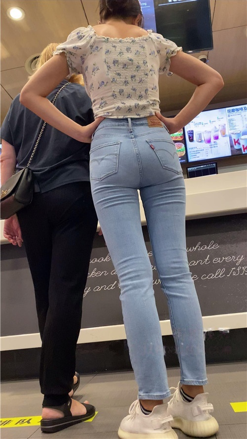 高挑的蓝牛异域美女[2.41G/MP4]