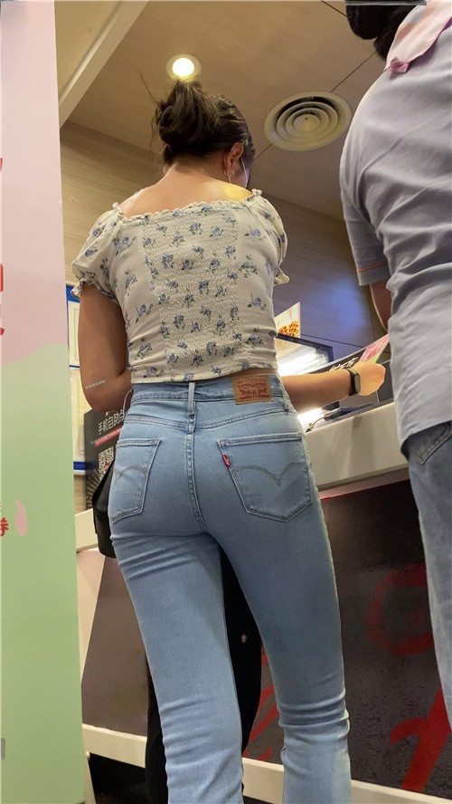 高挑的蓝牛异域美女[2.41G/MP4]