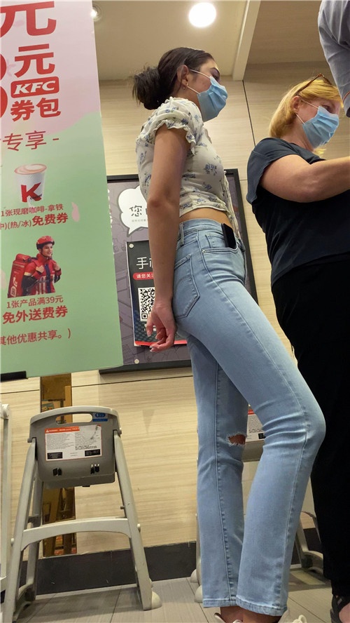 高挑的蓝牛异域美女[2.41G/MP4]