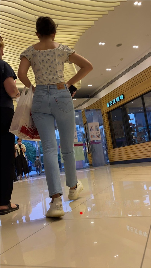 高挑的蓝牛异域美女[2.41G/MP4]