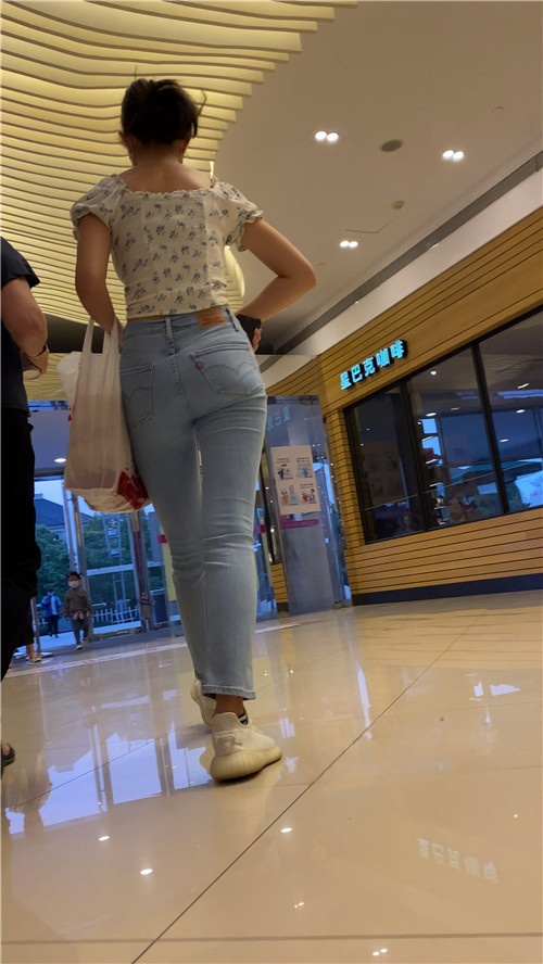 高挑的蓝牛异域美女[2.41G/MP4]