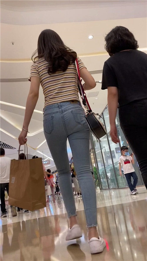 斯文的牛仔裤小姐姐[1.36G/MP4]