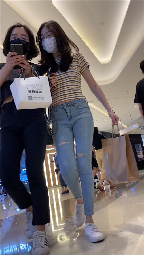 斯文的牛仔裤小姐姐[1.36G/MP4]