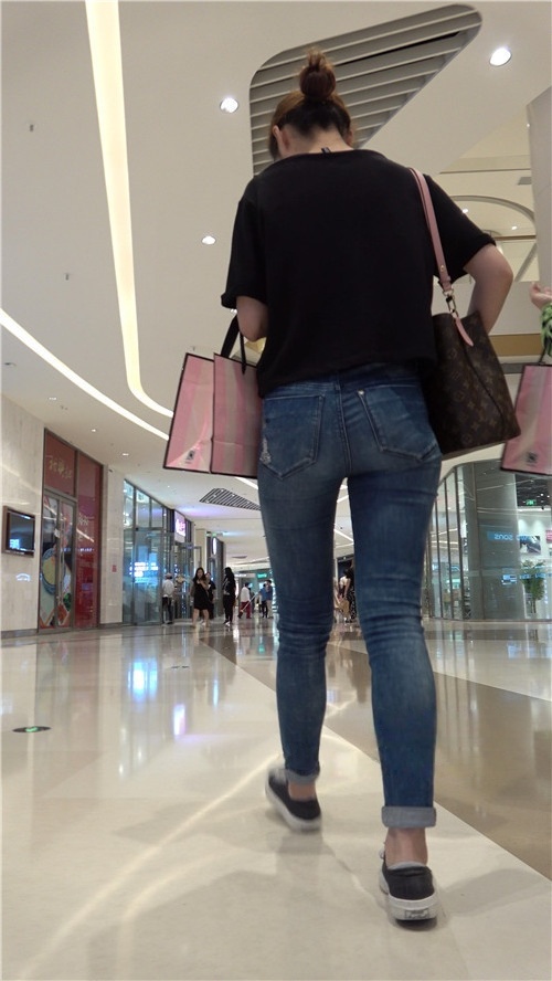 紧身牛仔裤美眉[2.55G/MP4]