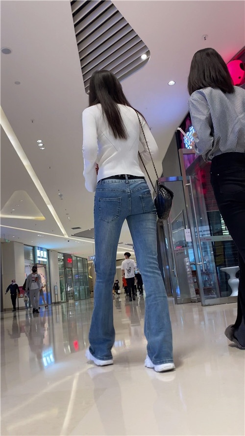 高挑的蓝牛美女[2.68G/MP4]