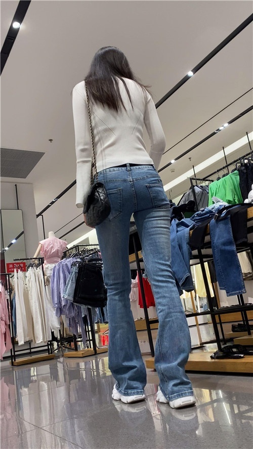 高挑的蓝牛美女[2.68G/MP4]