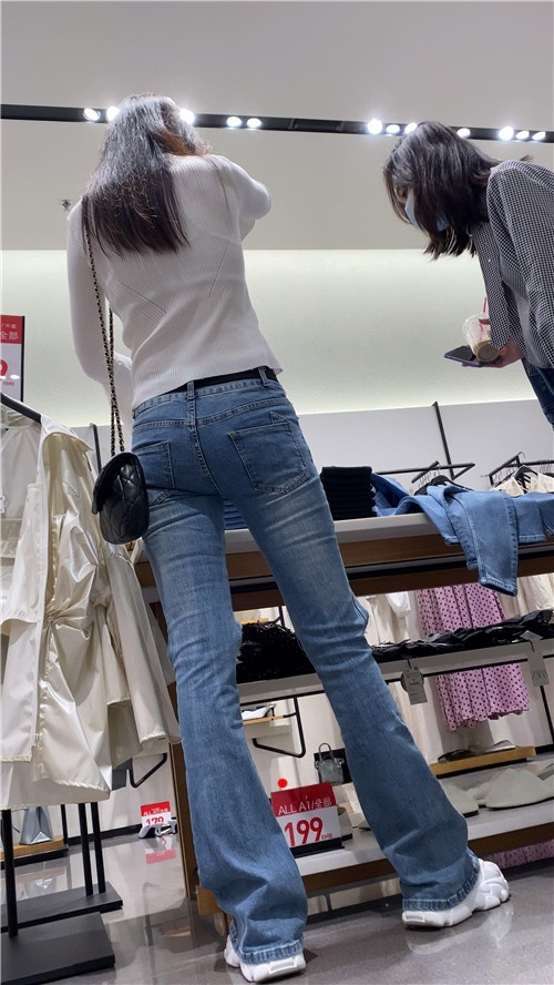 高挑的蓝牛美女[2.68G/MP4]