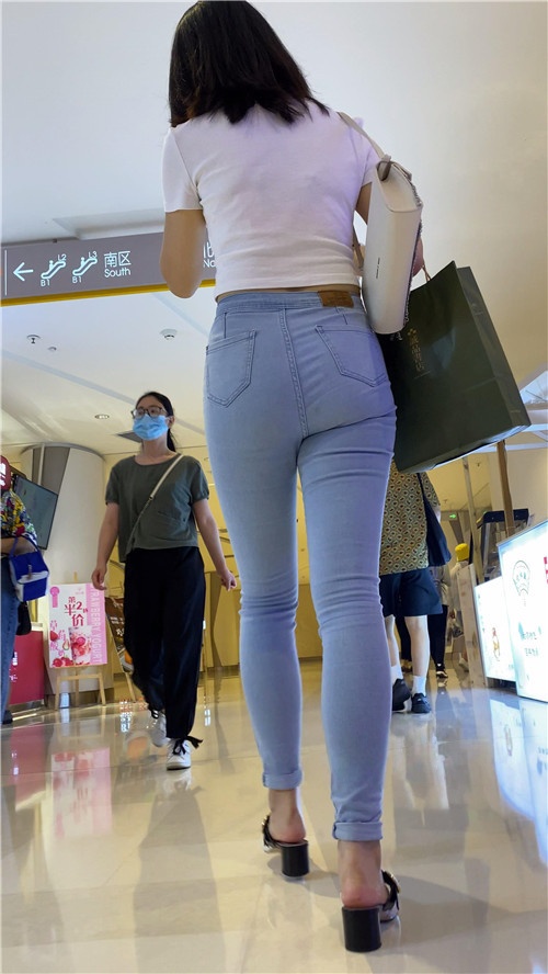 高挑的牛仔小姐姐[2.45G/MP4]