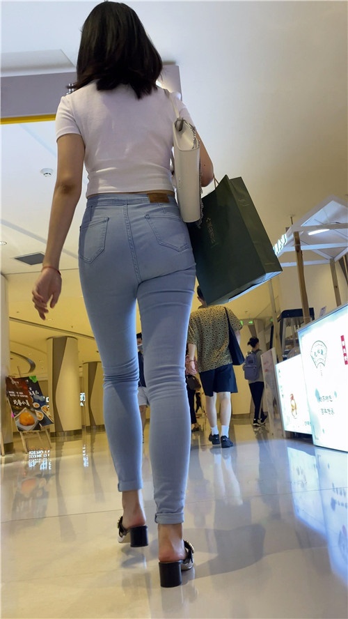 高挑的牛仔小姐姐[2.45G/MP4]