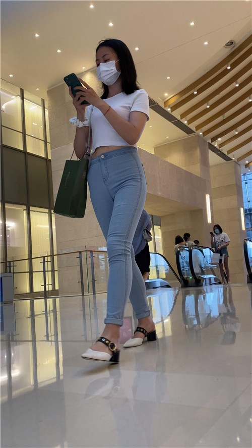 高挑的牛仔小姐姐[2.45G/MP4]