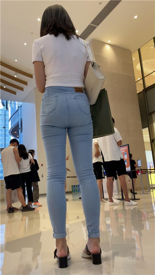 高挑的牛仔小姐姐[2.45G/MP4]