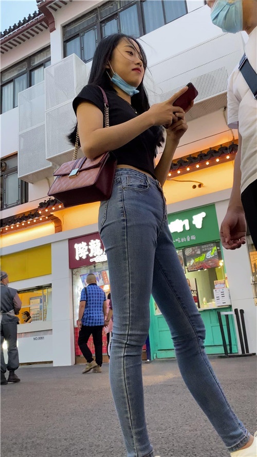 很开心的牛仔裤小姐姐[1.66G/MP4]