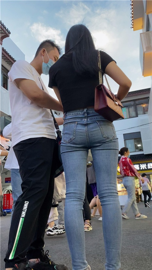 很开心的牛仔裤小姐姐[1.66G/MP4]