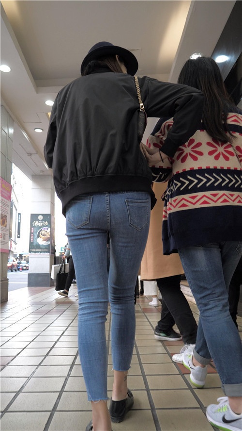 黑衣牛仔裤MM[2.08G/MP4]