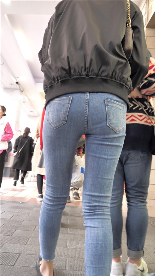 黑衣牛仔裤MM[2.08G/MP4]