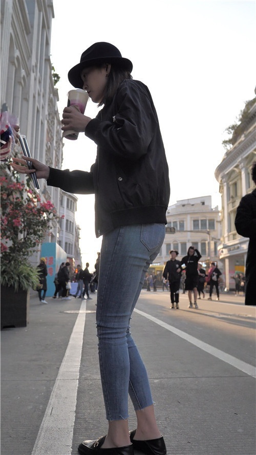 黑衣牛仔裤MM[2.08G/MP4]