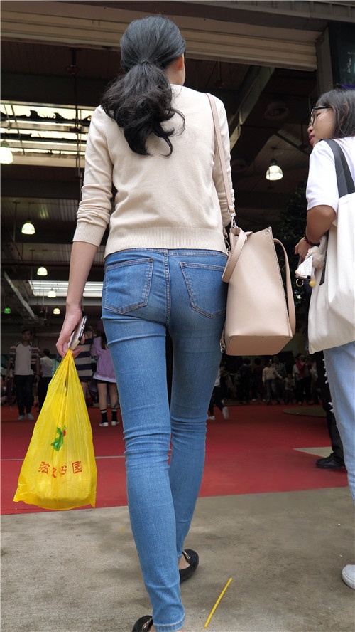 蓝色牛仔裤美女[2.69G/MP4]