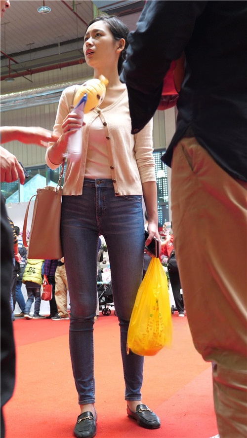 蓝色牛仔裤美女[2.69G/MP4]