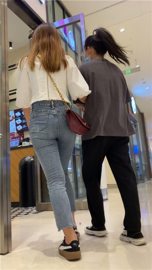 黄发牛仔紧身裤小姐姐[1.22G/MP4]