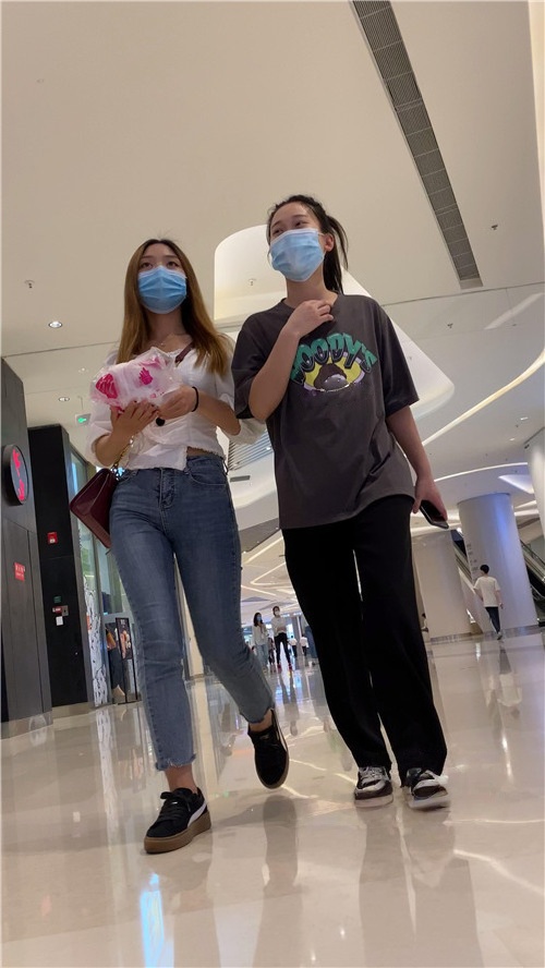 黄发牛仔紧身裤小姐姐[1.22G/MP4]