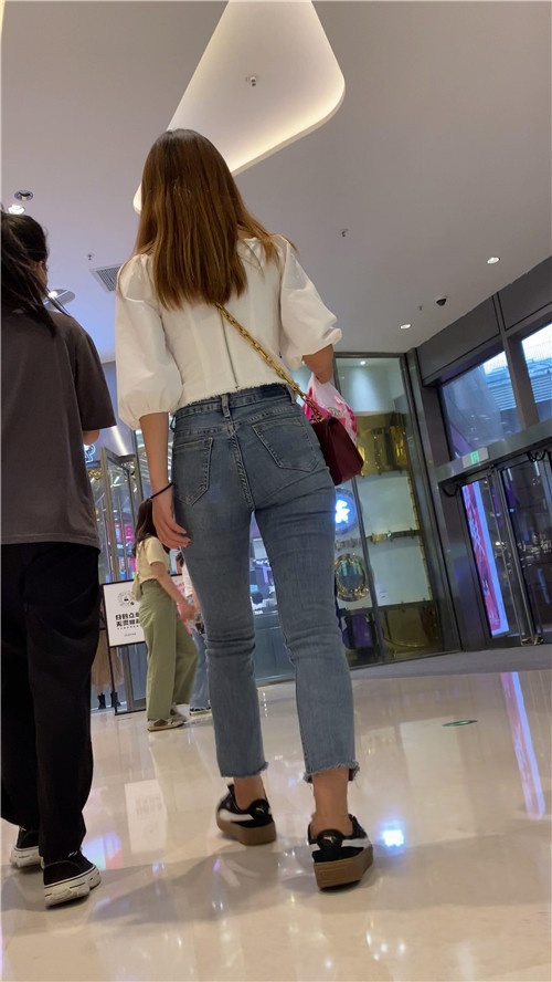 黄发牛仔紧身裤小姐姐[1.22G/MP4]