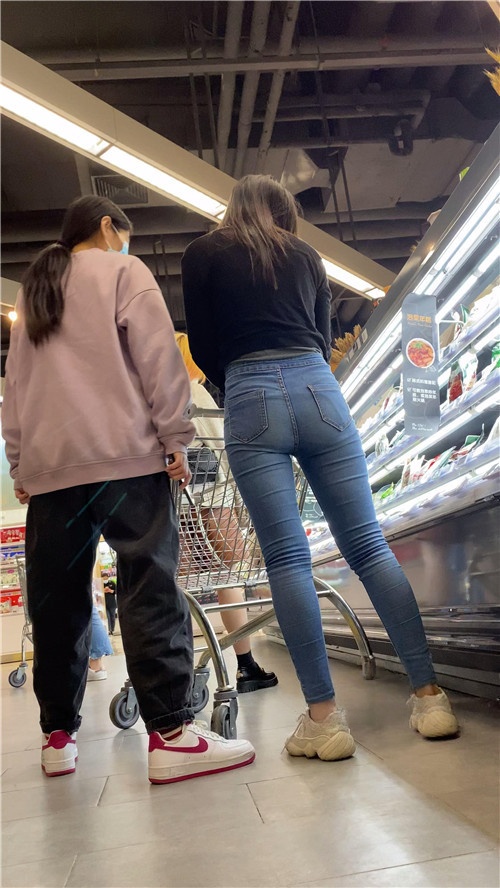 蓝牛紧身圆润美女[2.12G/MP4]