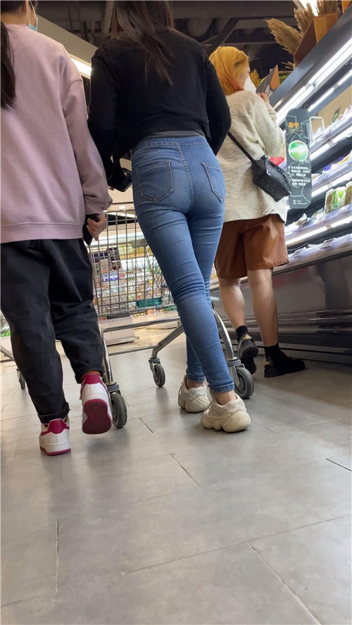 蓝牛紧身圆润美女[2.12G/MP4]