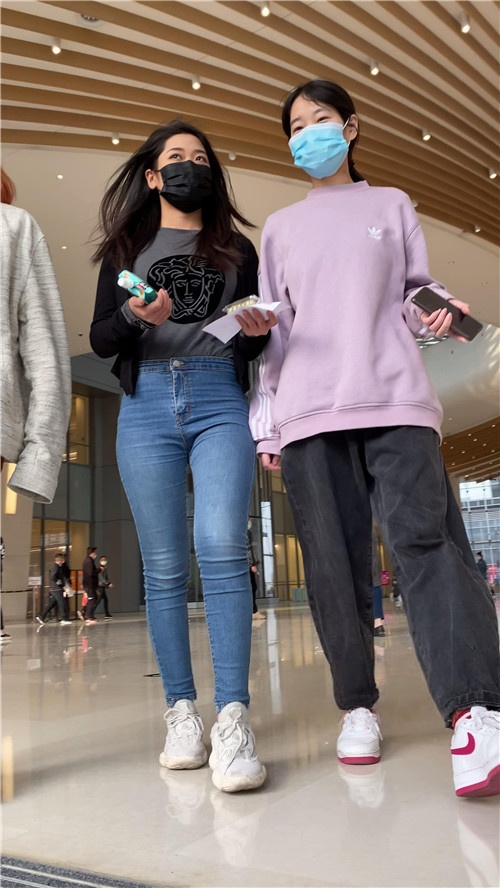 蓝牛紧身圆润美女[2.12G/MP4]