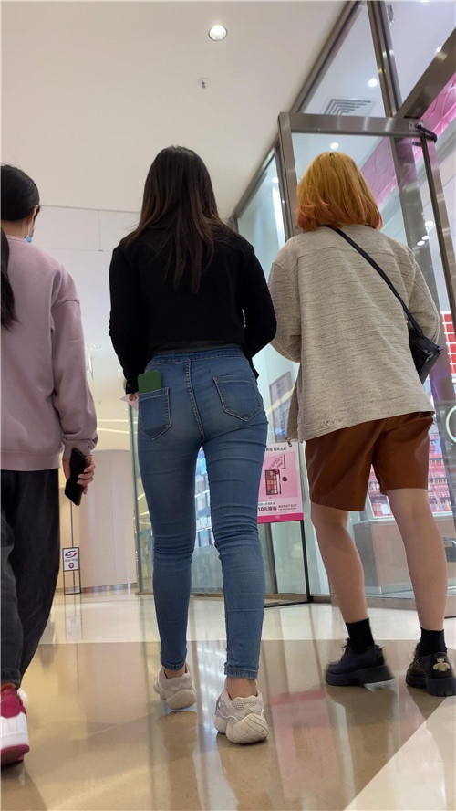 蓝牛紧身圆润美女[2.12G/MP4]