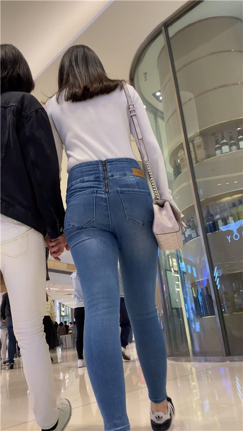 高腰牛仔裤小姐姐[935M/MP4]