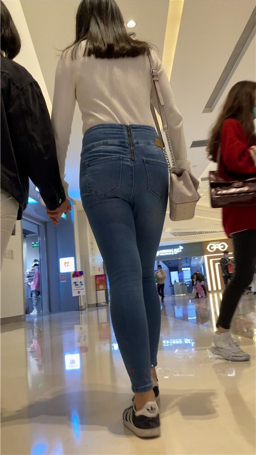 高腰牛仔裤小姐姐[935M/MP4]