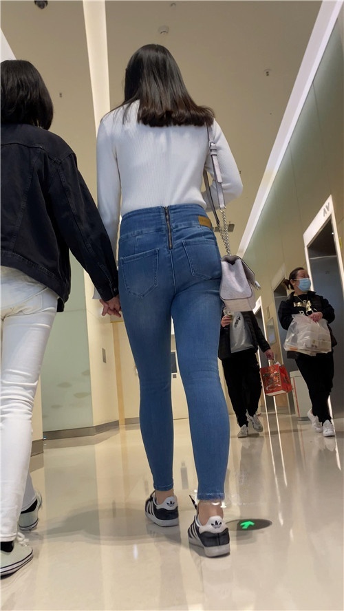 高腰牛仔裤小姐姐[935M/MP4]