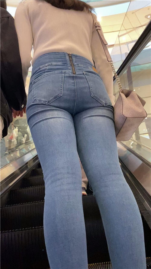 高腰牛仔裤小姐姐[935M/MP4]