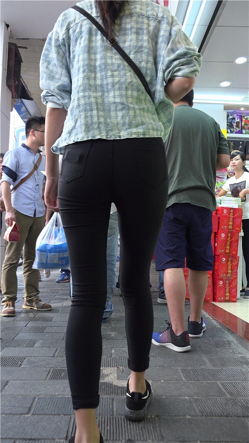 黑色紧身裤妹子[2.23G/MP4]