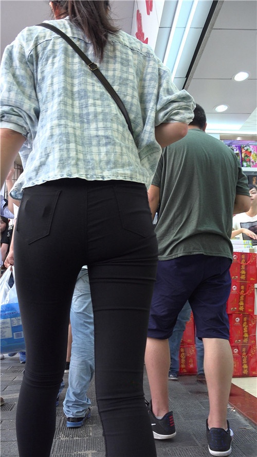 黑色紧身裤妹子[2.23G/MP4]