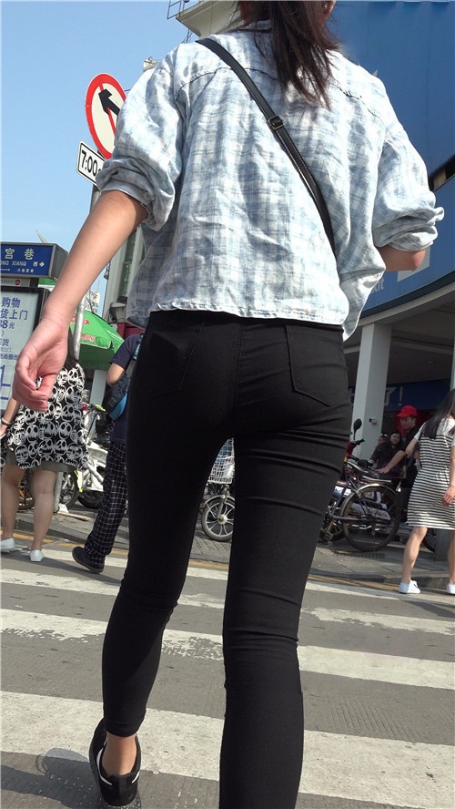 黑色紧身裤妹子[2.23G/MP4]