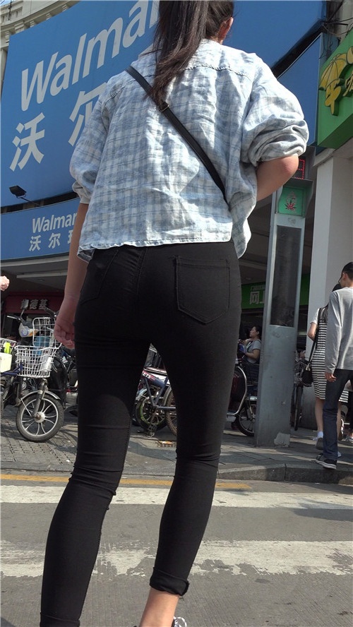 黑色紧身裤妹子[2.23G/MP4]