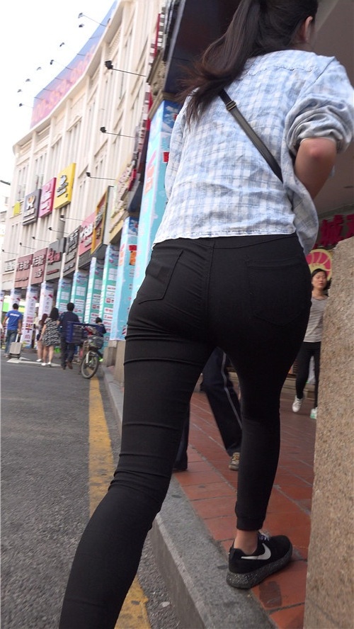 黑色紧身裤妹子[2.23G/MP4]