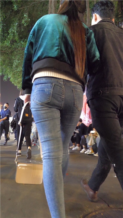 夜拍牛仔裤小姐姐[2.91G/MP4]