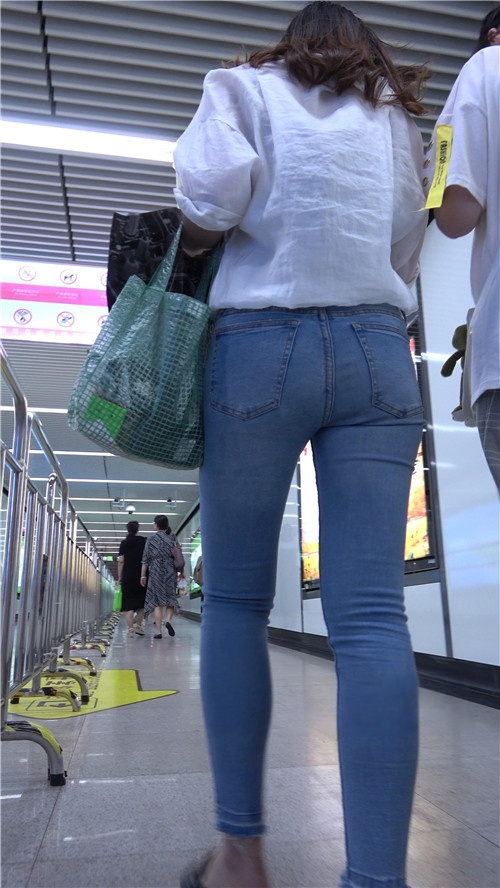 蓝色牛仔裤妹子[1.95G/MP4]