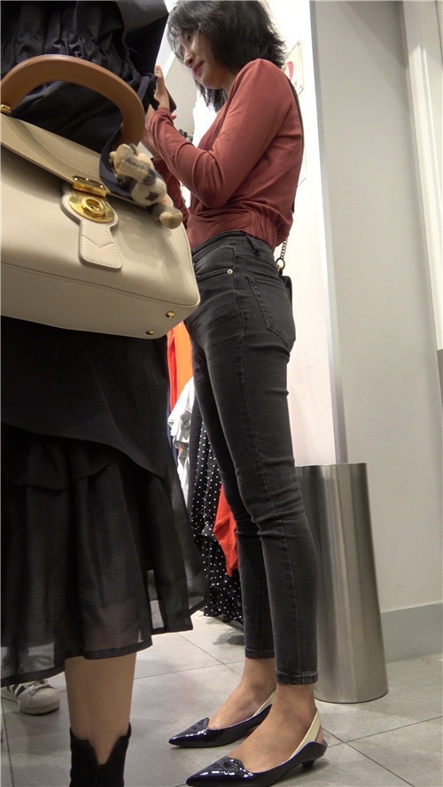 漂亮的短发黑牛仔美女[3.42G/MP4]